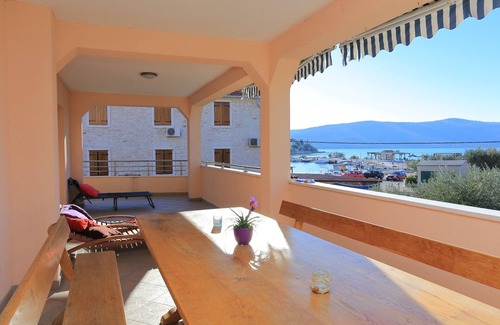 Seget Vranjica Apartamento | Apartamento de tres habitaciones con terraza y vista al mar Seget Vranjica, Trogir (A-17989-a)