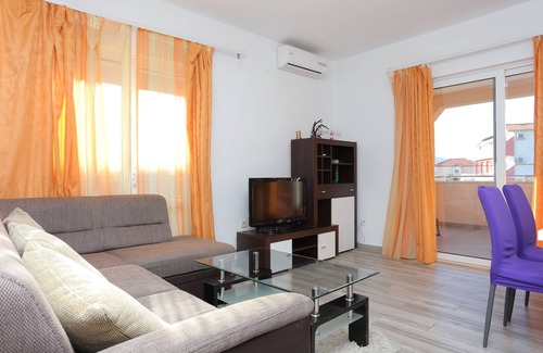 Seget Vranjica Apartamento | Apartamento de tres habitaciones con terraza y vista al mar Seget Vranjica, Trogir (A-17989-a)