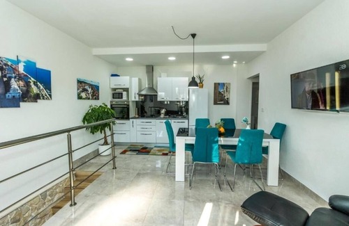 Meterize Apartamento | Apartamento de tres habitaciones con terraza y vista al mar Sibenik (A-22457-a)