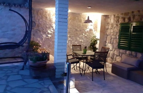 Meterize Apartamento | Apartamento de tres habitaciones con terraza y vista al mar Sibenik (A-22457-a)