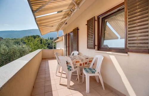 Nerezine Apartamento | Apartamento de tres habitaciones con una terraza Nerezine, Losinj (A-12149-a)