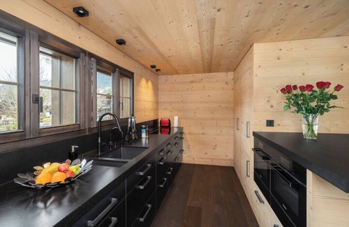 Zweisimmen Nr Gstaad Apartamento | Three Bedroom Apartment in Gstaad with Mountain View