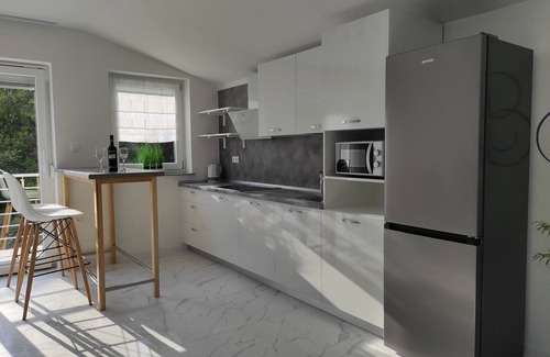 Sarsoni Apartamento | Apartamento de tres habitaciones con una terraza Rijeka (A-18146-b)