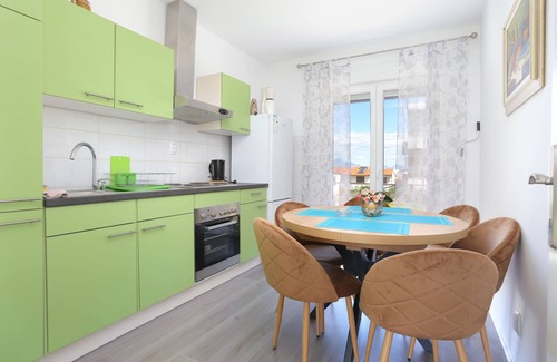 Slatine Apartamento | Apartamento de tres habitaciones con una terraza Slatine, Ciovo (A-2566-a)