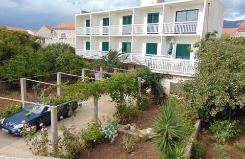 Sucuraj Apartamento | Apartamento de tres habitaciones con balcón y vista al mar Sucuraj, Hvar (A-12887-a)