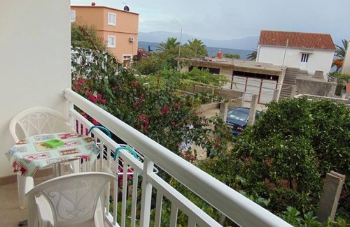 Sucuraj Apartamento | Apartamento de tres habitaciones con balcón y vista al mar Sucuraj, Hvar (A-12887-a)