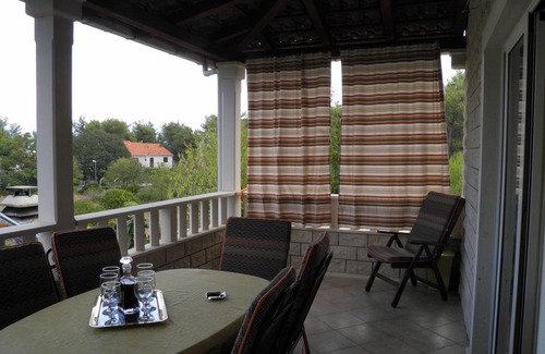 Mirce Apartamento | Apartamento de tres habitaciones con una terraza Mirca, Brac (A-2838-a)