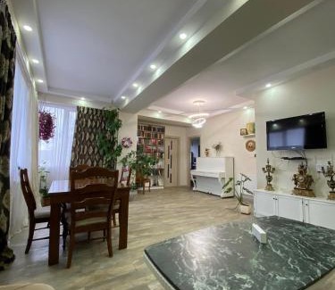 Tbilisi Apartamento | Three-bedroom apartment "Nikala"