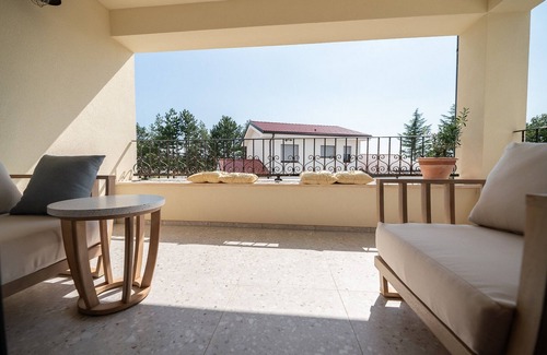 Sezana Apartamento | Three Bedroom Apartment with Balcony and pool