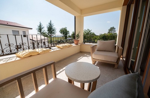 Sezana Apartamento | Three Bedroom Apartment with Balcony and pool