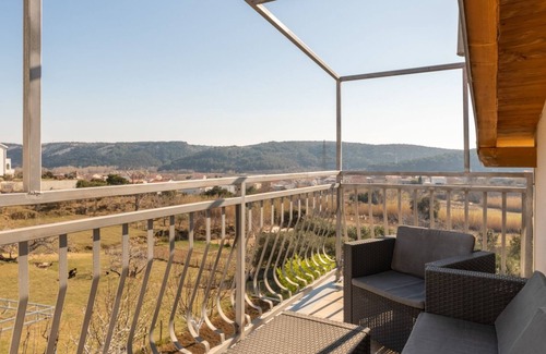 Lopar Apartamento | Apartamento de tres habitaciones con balcón y vista al mar Lopar, Rab (A-14070-d)