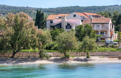 Mirce Apartamento | Apartamento de tres habitaciones con terraza y vista al mar Mirca, Brac (A-732-a)