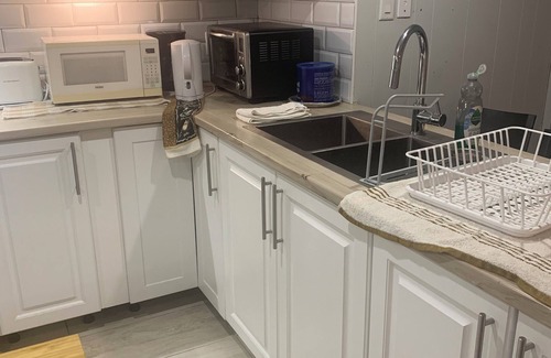 Cote-Des-Neiges—Notre-Dame-De-Grace Apartamento | Three bedroom apt 7 minutes downtown 17mins airport