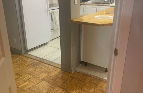 Cote-Des-Neiges—Notre-Dame-De-Grace Apartamento | Three bedroom apt 7 minutes downtown 17mins airport