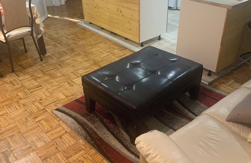 Cote-Des-Neiges—Notre-Dame-De-Grace Apartamento | Three bedroom apt 7 minutes downtown 17mins airport