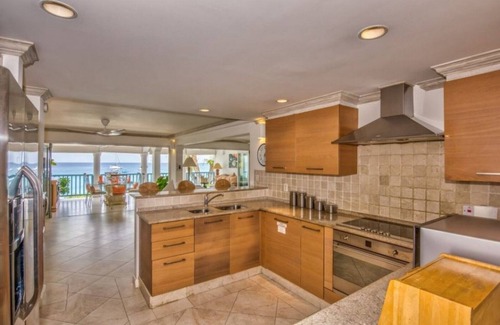 Sunset Crest Apartamento | **ENQUIRE FOR BEST RATES** Three Bedroom Beach front apartment in Holetown with super seaviews