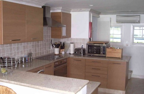 Sunset Crest Apartamento | **ENQUIRE FOR BEST RATES** Three Bedroom Beach front apartment in Holetown with super seaviews