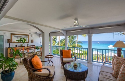 Sunset Crest Apartamento | **ENQUIRE FOR BEST RATES** Three Bedroom Beach front apartment in Holetown with super seaviews