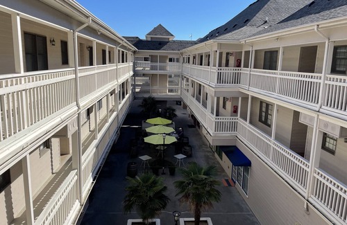 Historic Downtown Manteo Condominio | Ático de tres dormitorios con vistas a la bahía en el distrito histórico con vistas al puerto de Manteo