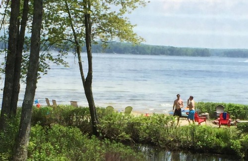 Meredith Cabaña | 80 pies de costa con playa de arena. DOS CASAS privadas en el lago Winniepsauke