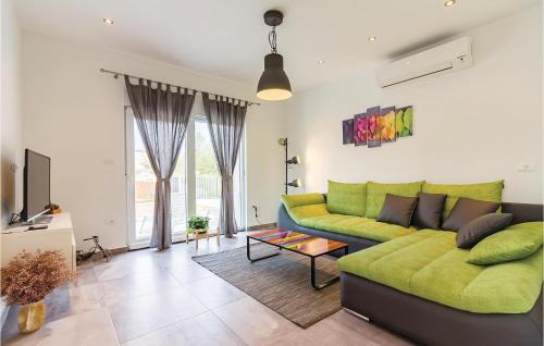 Divsici Casa | Three-Bedroom Holiday Home In Cetinici