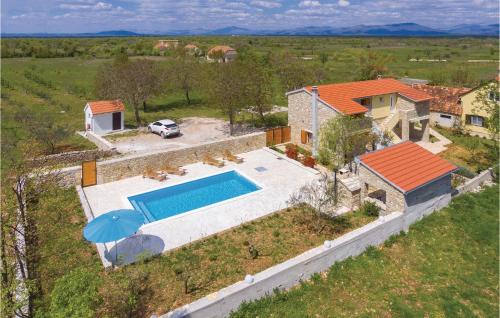 Promina Casa | Three-Bedroom Holiday Home In Mratovo