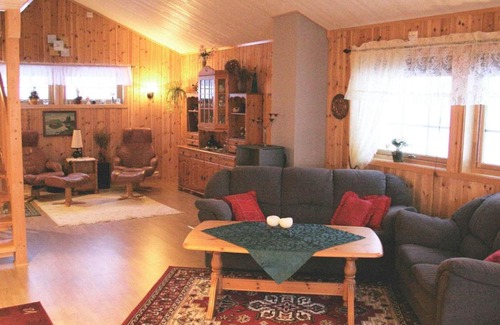 Bostad Casa | Three-Bedroom Holiday home in Leknes 1