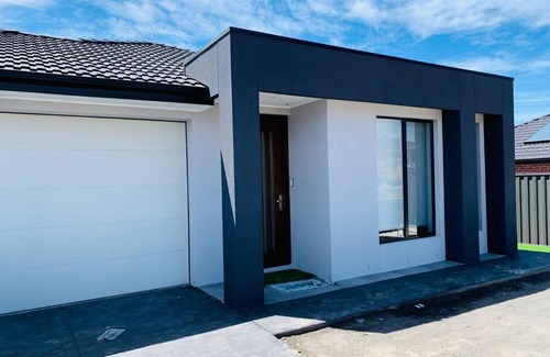 Wallan Casa | Three bedroom home in Wallan with Mountain view