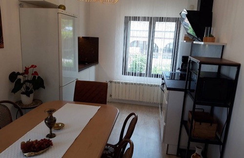 Novi Vinodolski Apartamento | Apartamento de tres habitaciones con balcón y vista al mar Novi Vinodolski (A-22846-a)