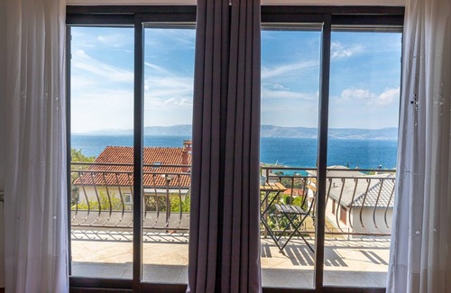 Novi Vinodolski Apartamento | Apartamento de tres habitaciones con balcón y vista al mar Novi Vinodolski (A-22846-a)