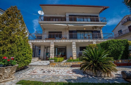 Novi Vinodolski Apartamento | Apartamento de tres habitaciones con balcón y vista al mar Novi Vinodolski (A-22846-a)
