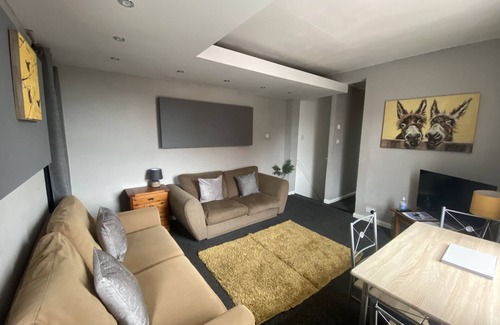 Nottingham Casa | Three bedroom modern apartment within a stones throw from the city centre