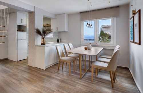 Vouliagmeni Apartamento | Three Bedroom Panoramic Sea View Maisonette by BluPine (Vouliagmeni Stylish)
