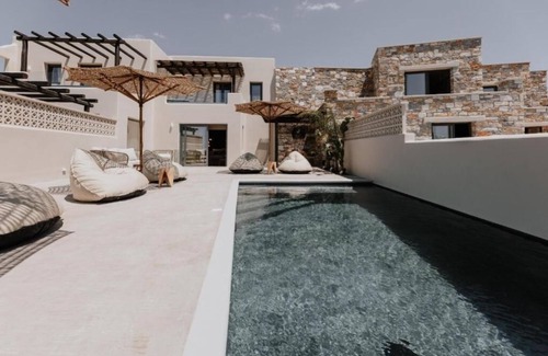 Plaka Villa | Three-Bedroom Villa With Private Pooll