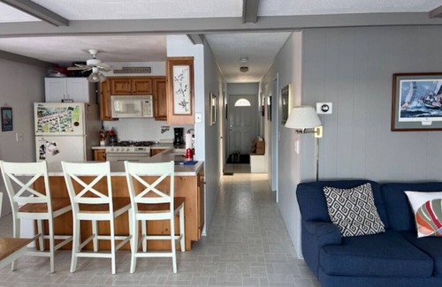 Skaneateles Casa | Three Birds Cottage: Nivel Skaneateles Lake Sunset Side