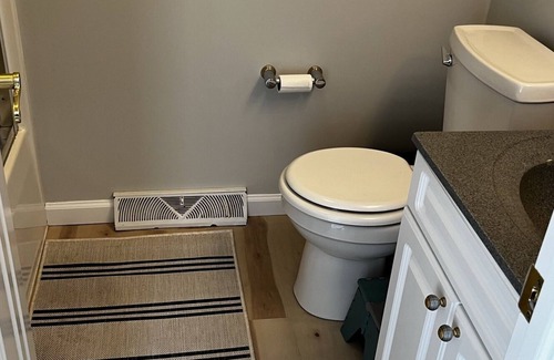 Niantic Casa | Three blocks from popular private beach!