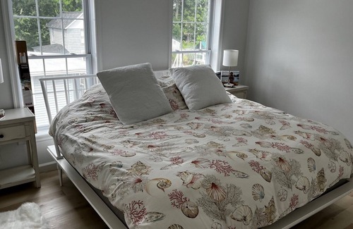 Niantic Casa | Three blocks from popular private beach!
