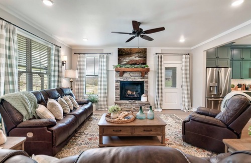 Sevierville Casa | Three king bedrooms with pool table and hot tub!