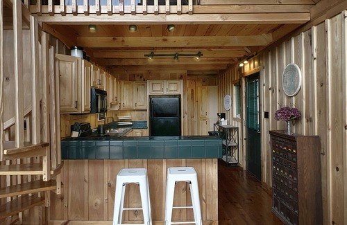 Six Mile Chalet De Esquí | THREE-LEVEL LAKEFRONT DESIGNER CHALET: ONLY 9 MILES FROM CLEMSON!