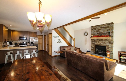 Albrightsville Chalet De Esquí | Three Level Luxury Chalet w/ Hot Tub & Fireplace