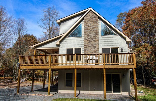 Albrightsville Chalet De Esquí | Three Level Luxury Chalet w/ Hot Tub & Fireplace