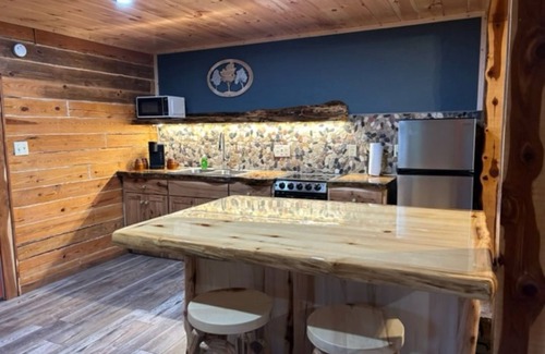 Jasper Cabina | Three Oaks Cabin - A Log Cabin Just 3 Miles East of Jasper on Hwy 74E