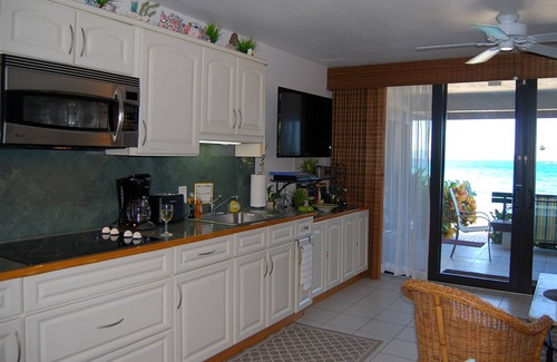 Red Hook Condominio | "TRES PALMAS" ~ Directamente en la playa, remodelado, patio privado, piscina, tranquilo y limpio