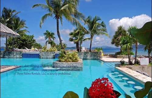 Red Hook Condominio | "TRES PALMAS" ~ Directamente en la playa, remodelado, patio privado, piscina, tranquilo y limpio