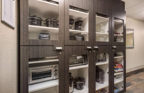 North Arlington Hotel | Three Pet-friendly Units! Comes with Full Kitchens, Near Six Flags Over Texas!