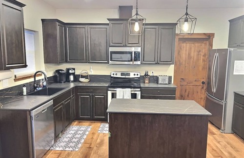 Oregon Water Wonderland Casa | Three Rivers 5BR Hot Tub + Game Room Retreat