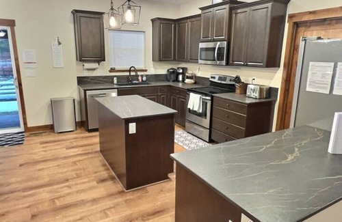 Oregon Water Wonderland Casa | Three Rivers 5BR Hot Tub + Game Room Retreat
