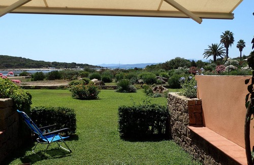 San Teodoro Apartamento | Apartamento de tres habitaciones, jardín con vistas al mar, a 200 metros de Salina Bamba y a 800 metros de Cala Brandinchi.