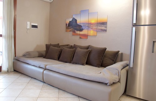Santa Teresa di Gallura Apartamento | Apartamento de tres habitaciones con 2 baños, amplia terraza y jardín equipado.
