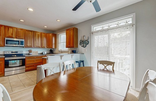 Sun Ridge Casa | Three-Story Bayside Resort Retreat W/ Shared Pool/Hot Tub, Balcony & Central AC